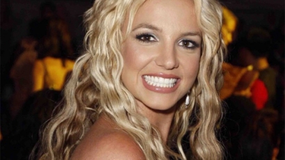 Britney Spears újra recepciós lesz