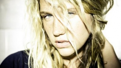 Ke$ha spanyol albumot akar