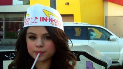 Selena imdja a hamburgert