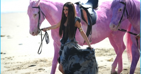 A PETA ellenzi Selena Gomez rózsaszín lovait