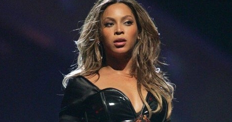 Beyoncét lerántották a színpadról!