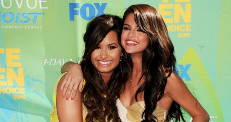 http://starity.hu/images/articles/465x245/kibekult-selena-gomez-es-demi-lovato-08090642.jpg