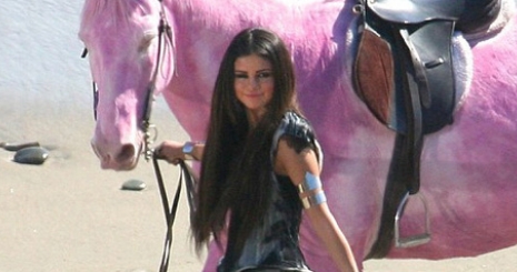 Selena Gomez kivágatta a rózsaszín lovakat