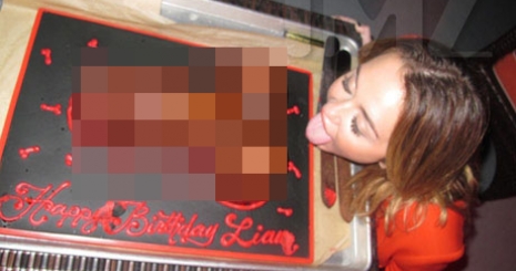 Miley Cyrus pénisztortát nyalogatott barátja születésnapján