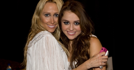 Miley Cyrust felidegestette egy lesifots