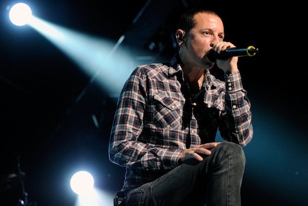 A frontember sérülése miatt maradnak el a Linkin Park fellépései