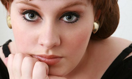 Adele inkább cigizik, mint énekel