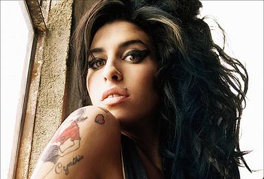 Amy Winehouse divattervezőnek áll