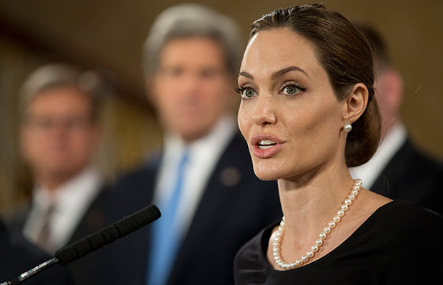 Angelina Jolie eltávolíttatta a melleit