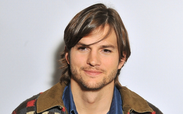 Ashton Kutcher imád meztelenkedni