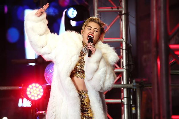 Bréking: Miley Cyrus felöltözött