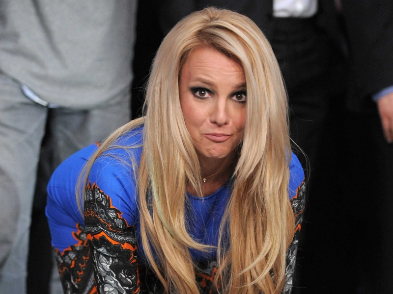 Britney Spears melltartó nélkül ment az utcára