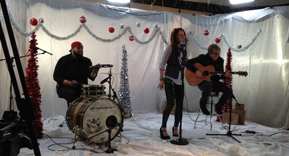 Britt Nicole karácsonyi dalt énekel