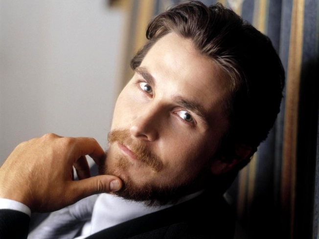 Christian Bale az olasz autómogul bőrébe bújik