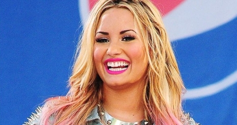 Demi Lovato lenyírta haja egy részét