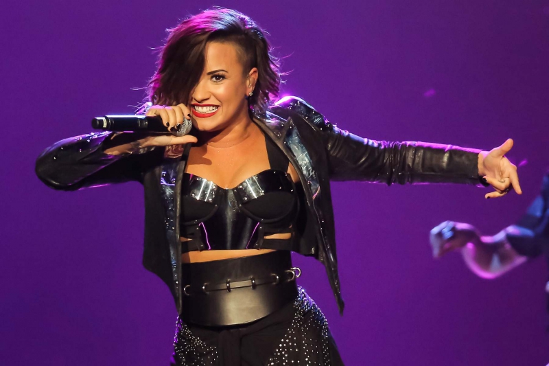 Demi Lovato már csak nevetni tud a színpadi esésein 