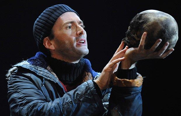 Halott ember koponyája a színpadon: Hamlet