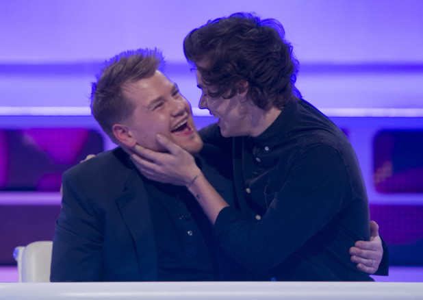 Harry Styles megcsókolta James Cordent