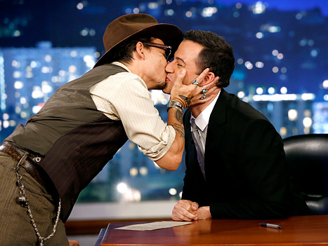 Hihetetlen! Johnny Depp megcsókolta Jimmy Kimmelt