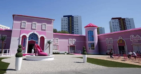 Így néz ki Barbie életnagyságú otthona