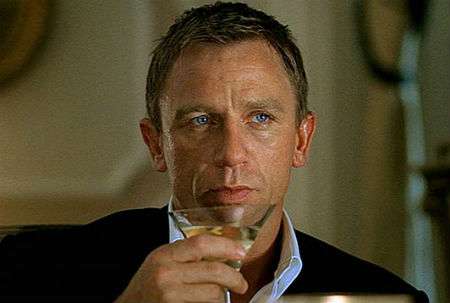 James Bond mostantól sört iszik