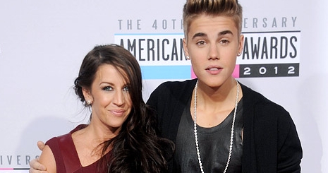 Justin Bieber magára varratta édesanyja szemét