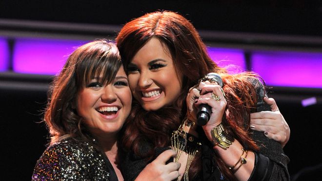 Kelly Clarkson duettet ígér Demi Lovatóval