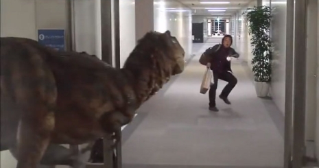 Kész átverés! Dinoszaurusz támadt a férfira — videó