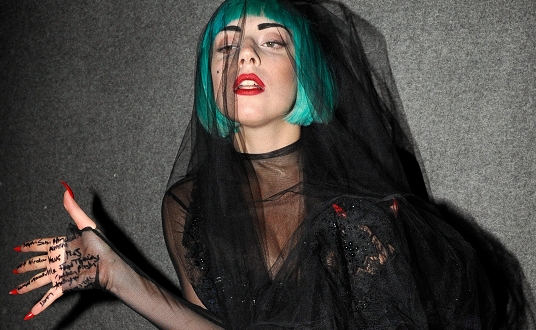 Lady Gaga pucérra vetkőzött a vörös szőnyegen