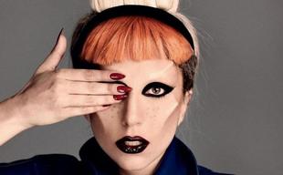Lady Gaga ruhatervezőnek áll