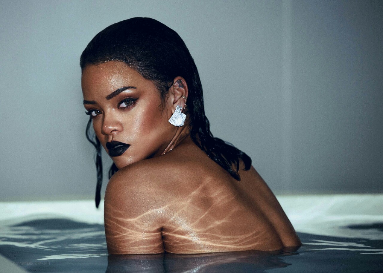 Mellbimbót villantott Rihanna