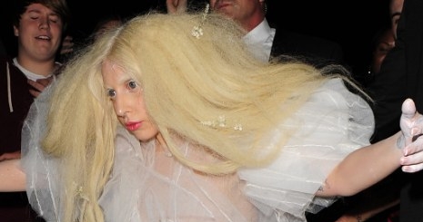 Melleit mutogatta az utcán Lady Gaga