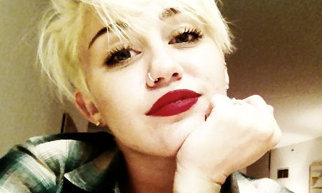 Miley Cyrus megcsalta vőlegényét
