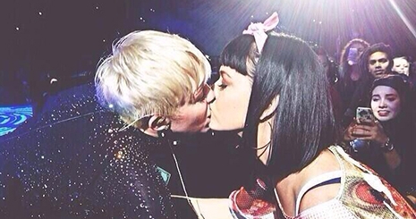 Miley Cyrus megcsókolta Katy Perryt - videó
