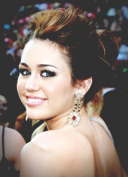 Miley Cyrusnak új piercingje van