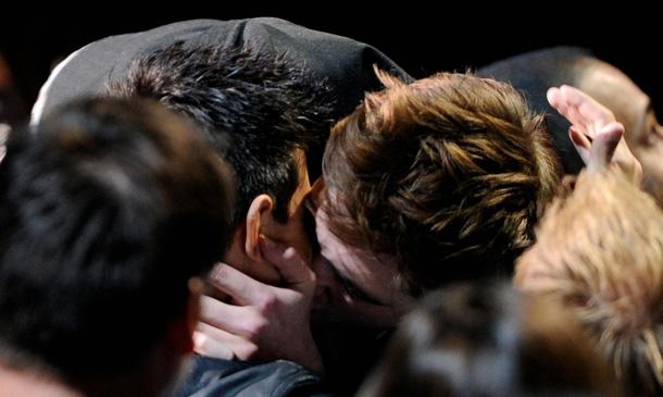 Pattinson megcsókolta Taylor Lautnert