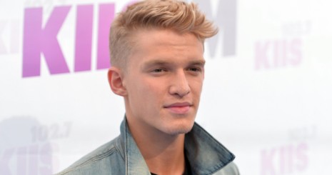 Pucér hátsóját mutogatja Cody Simpson
