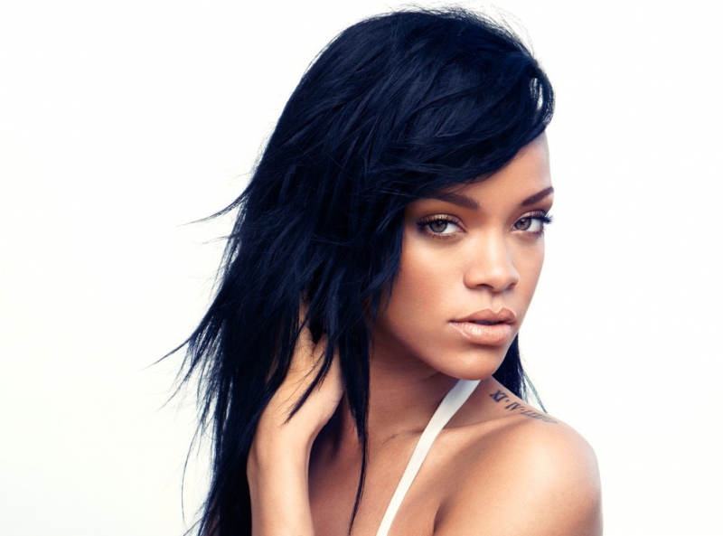 Rihanna szerződést kötött a MAC-el