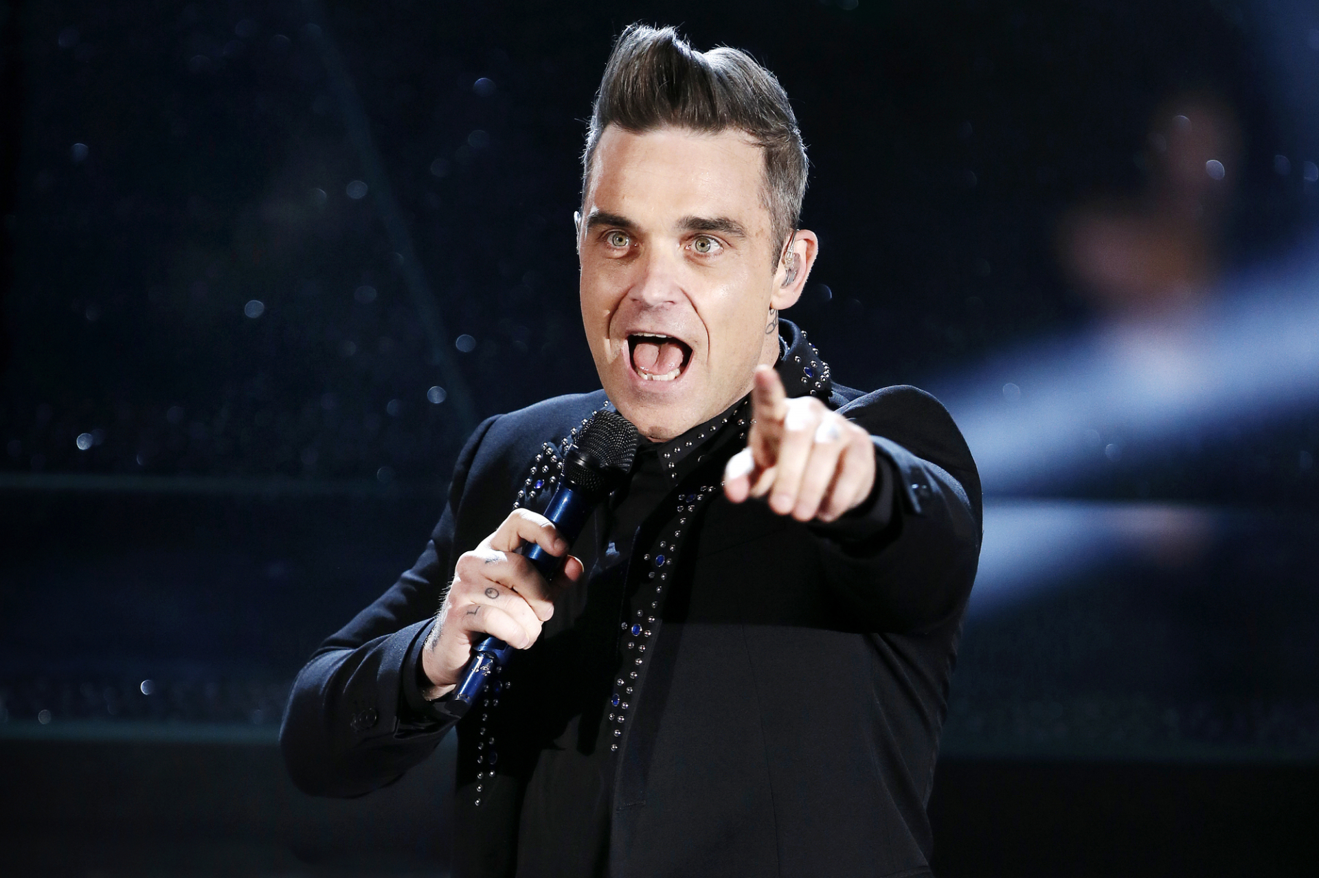 Robbie Williams még mindig küzd a Coviddal - Nem bírta végigénekelni a koncertjét