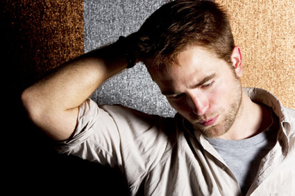 Robert Pattinson italba és játékba fojtja bánatát