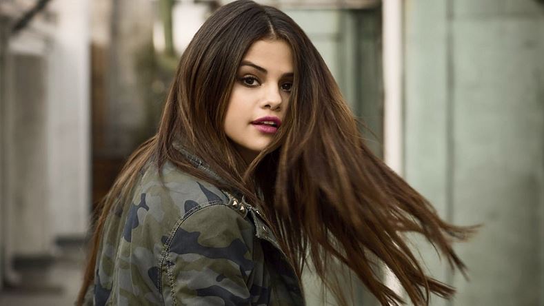 Gigadekoltázzsal sokkol új klipjében Selena Gomez