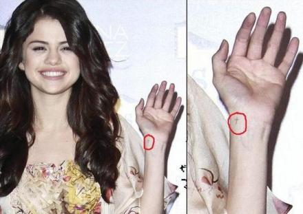 Selena Gomeznek tetoválása van?!