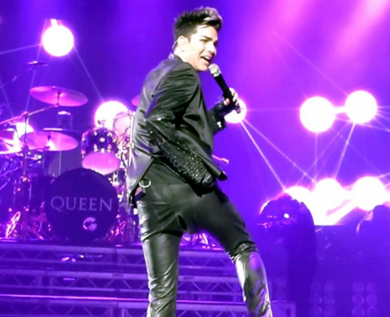 Színpadon szakadt el Adam Lambert nadrágja