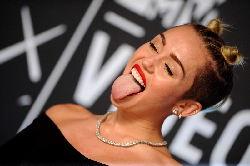 Miley Cyrus nyelve már mindenki szájában járt