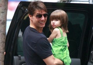 Tom Cruiset a kislánya öltözteti