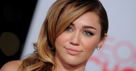 Miley Cyrus új frizurával hódít