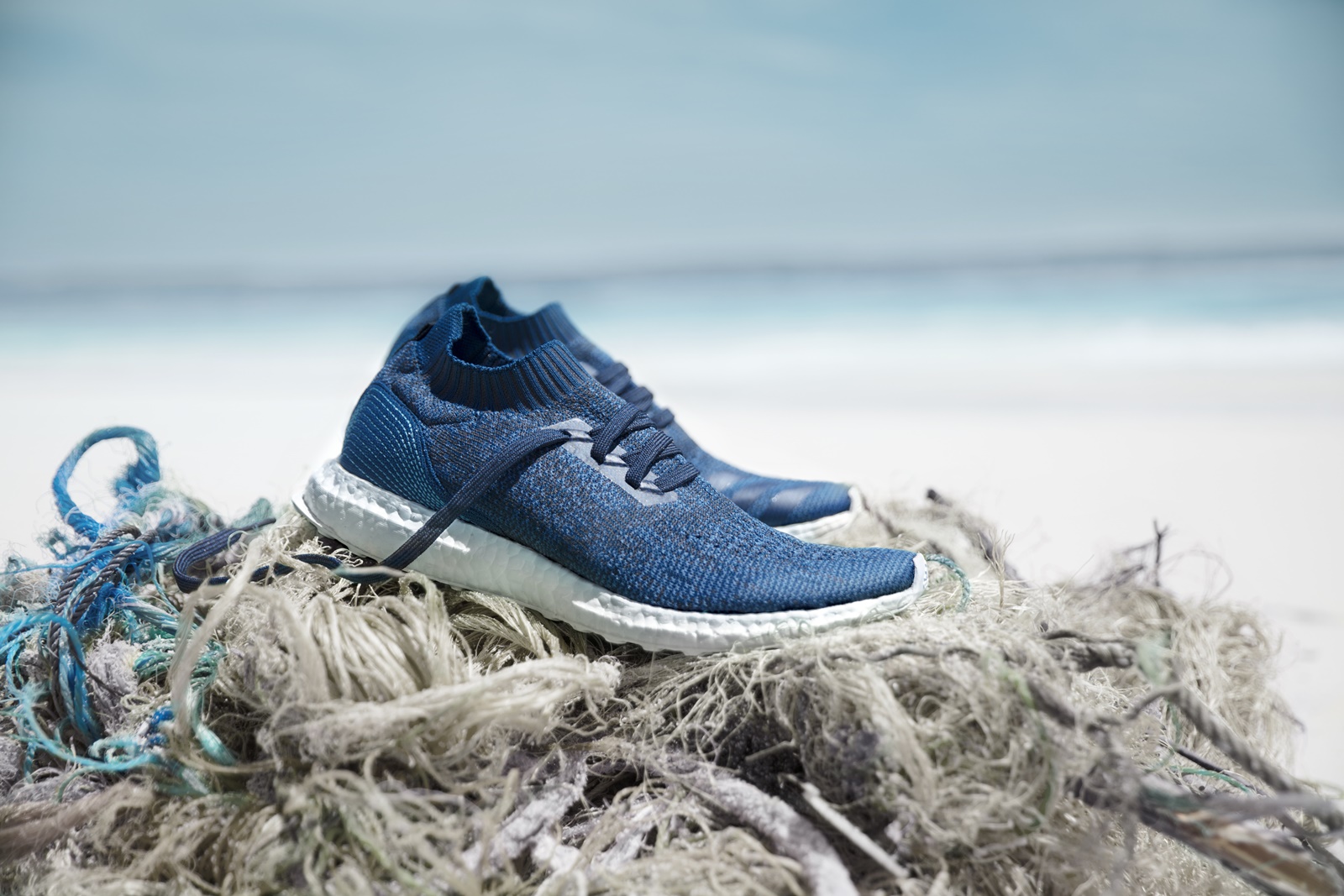 11 műanyagpalackból gyártja új futócipőit az Adidas