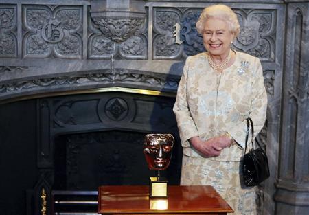 A legemlékezetesebb Bond-lány: II. Erzsébet királynő
