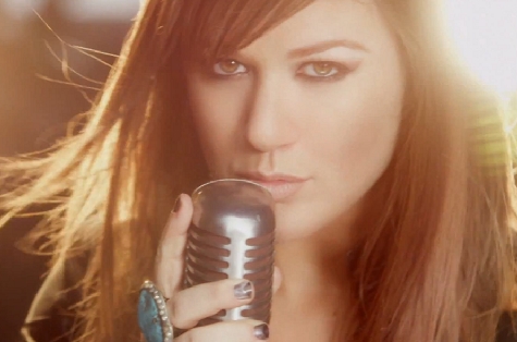 A tánc uralja Kelly Clarkson új videoklipjét