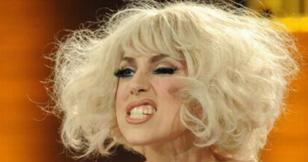 A túl sok festéstől hullik Lady Gaga haja